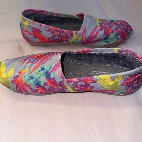 TOMS Women’s Slip-On Shoes Grey with Birds of Paradise Floral Design Summer 7.5 - Picture 3 of 6